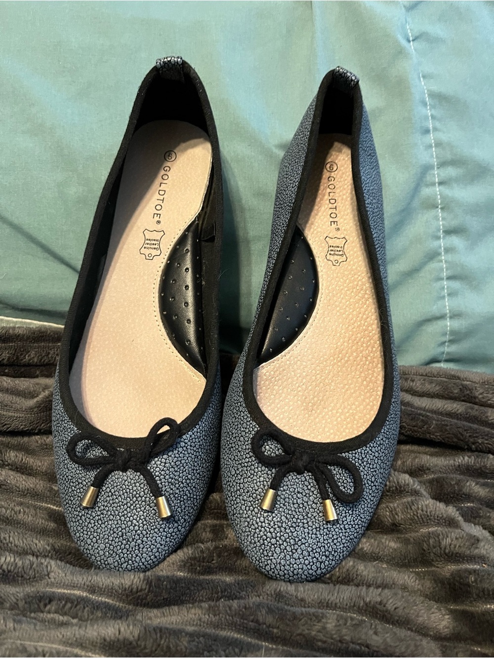 Size 9 Gold tone women’s ballet flats in very good pre loved condition
